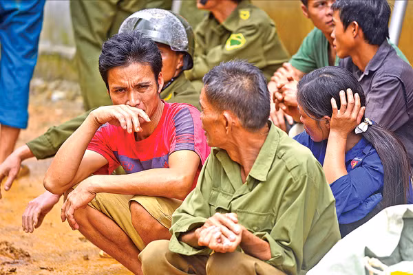 Người thân ngóng trông 18 nạn nhân bị chôn vùi dưới đống đất khổng lồ tại Hòa Bình - Ảnh: Lê Hiếu