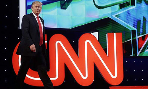 Ông Trump chỉ trích truyền thông là “vết nhơ của nước Mỹ” sau hàng loạt tin tức giả mạo mà các hãng tin đăng tải. Ảnh: AP