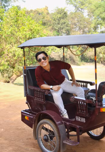 Xe tuk tuk hay còn gọi xe lôi là đặc sản ở đây, giá khá rẻ. Đi máy bay thì khoảng 2 triệu khứ hồi tùy thời điểm. Đi xe buýt từ HCM đi thì giá rẻ hơn nhiều.