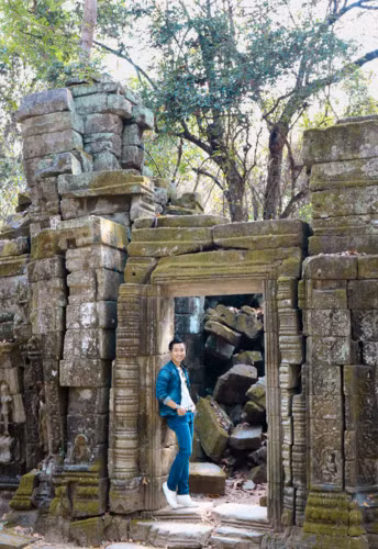 Ta Prohm cũng là nơi nữ diễn viên nổi tiếng Angelina Jolie đã quay bộ phim phim lưu hành động Tomb Raider và ghi dấu ấn tên tuổi của cô với những bức tường đá xen lẫn những gốc cây lâu đời.