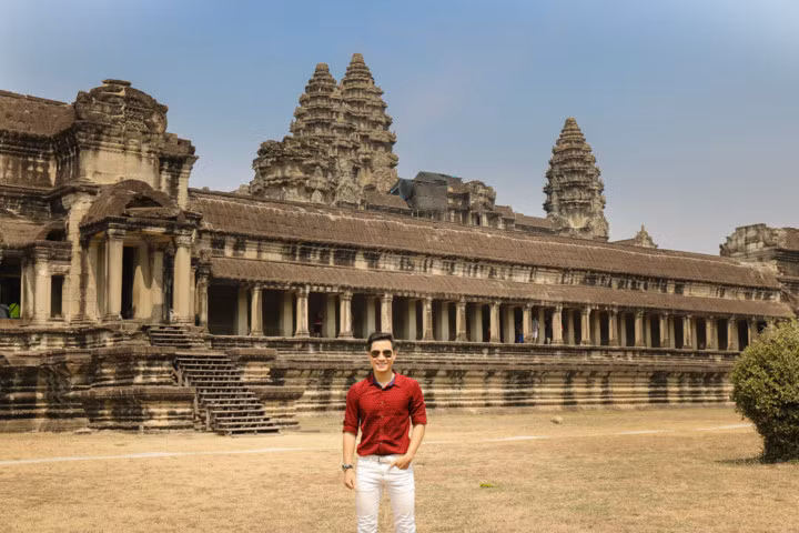 Angkor Wat là đền có kiến trúc hoành tráng nhất trong toàn bộ quần thể, trong khi Angkor Thom là lãnh địa thủ đô xưa.