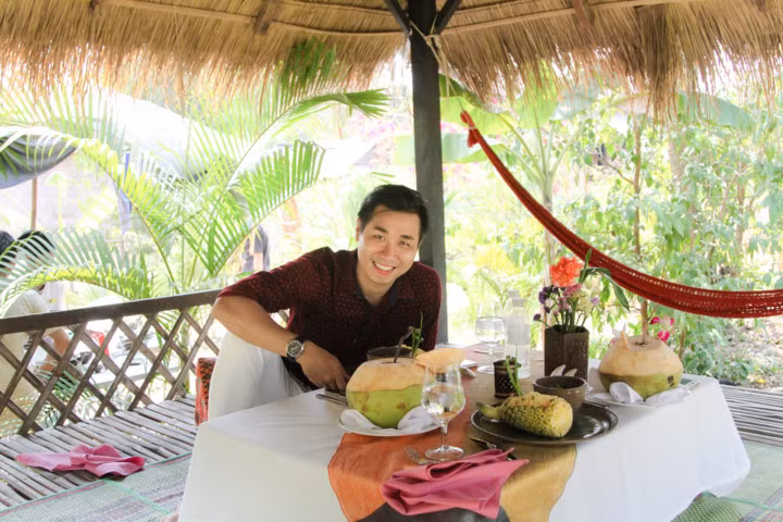 Chi phí đi bụi du lịch Campuchia khá hợp lý, khách sạn và ăn uống cũng khá rẻ. Bạn có thể chọn đi bằng xe buýt từ Sài Gòn hoặc đi bằng máy bay của VNA. 3 ngày 2 đêm là đủ thời gian để bạn có thể thực hiện hành trình đến với quần thể di tích này.