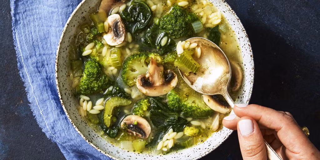 Bông cải xanh: Loại thực phẩm này rất tốt cho sức khỏe, nhưng lại có mùi khá mạnh. Nếu cho vào lò vi sóng đun nóng, mùi bông cải sẽ tỏa ra khắp nơi và lưu lại lâu. Bên cạnh đó, bông cải cũng rất dễ dính vào răng bạn. Hãy nhớ đánh răng sau khi ăn xong. Ảnh: Good Housekeeping.