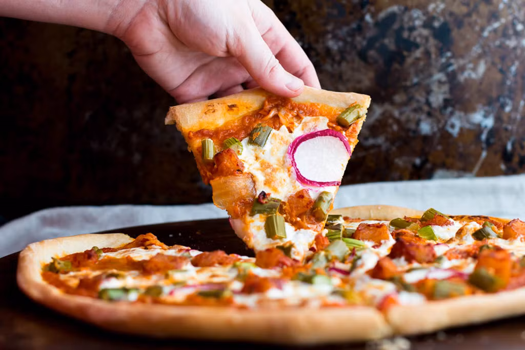 Những món ăn cầm tay: Thức ăn nhanh như gà rán, khoai tây chiên, pizza... thường được ăn bằng cách cầm tay. Tuy nhiên, ở văn phòng, chúng sẽ khiến bạn trông thật bừa bãi và thiếu chuyên nghiệp. Ảnh: Meg is Well.