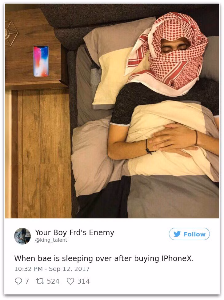 Các chàng trai sở hữu iPhone X đi ngủ phải "ngụy trang" thật kỹ nếu không muốn bạn gái lén mở khóa điện thoại.