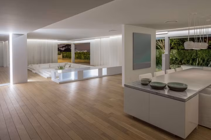 Ngôi biệt thự bao gồm bốn phòng ngủ, bốn phòng tắm, một bể bơi nằm trong khu vườn riêng, phòng chiếu phim và hồ bơi rất tiện nghi và tráng lệ.