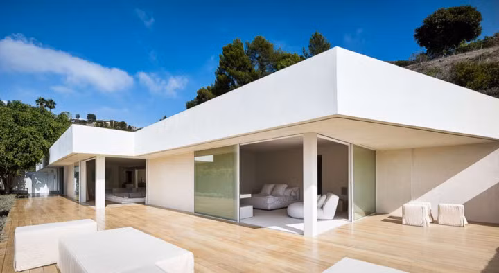 Ngôi biệt thự nằm ở Beverly Hills vô cùng sang trọng, xa hoa và đầy đủ tiện nghi.