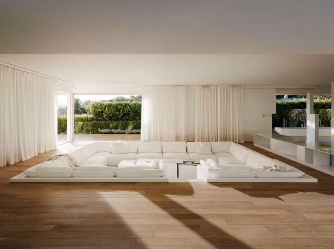 Không gian phòng khách vô cùng rộng rãi và hiện đại với tông màu trắng sáng rất sang trọng.