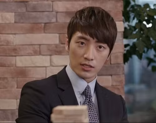 Bộ phim City Hunter (Thợ săn thành phố) không chỉ giúp tên tuổi Lee Min Ho nổi như cồn. Bên cạnh đó nam phụ Lee Joon Hyuk cũng được chú ý hơn nhờ vai công tố viên trong phim.