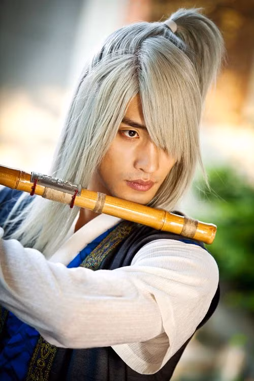 Trong phim truyền hình cổ trang Faith, bên cạnh nam chính Lee Min Ho còn có nam phụ Sung Hoon. Anh vào vai một thành viên trong nhóm ác, có khả năng thôi miên bằng điệu sáo thần.