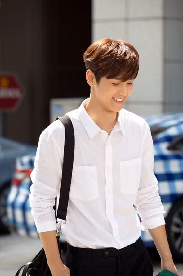 Trong phim Những người thừa kế, Kang Min Hyuk vào một vai phụ trong nhóm bạn cùng trường với chàng "Kim Tan" Lee Min Ho. Anh là nam ca sĩ nhóm nhạc thần tượng CNBlue. Vẻ thư sinh của anh chàng trong phim khiến các cô gái đổ gục. Kang Min Hyuk còn rất quyến rũ với nụ cười duyên.