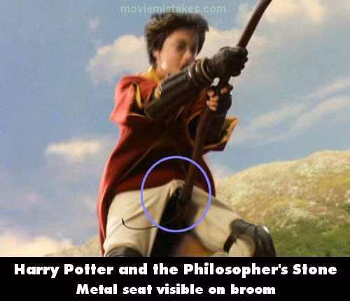 Trong trận Quidditch ở phần phim "Harry Potter và hòn đá phù thủy", khi chổi thần bị phù phép không ngừng vùng vẫy muốn hất cậu bé xuống đất, không ít cảnh quay đã để lộ chiếc ghế ngồi đạo cụ mang mục đích hỗ trợ để Harry ngồi trên chổi “dễ chịu” hơn.