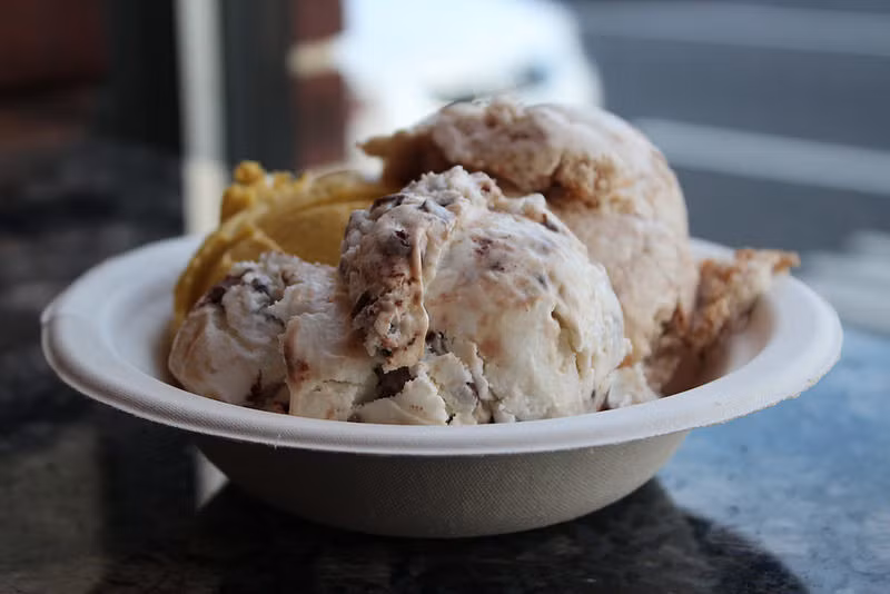 Kem sò, Tây Ban Nha: Loại kem này đã được bày bán từ năm 1842. Trong đó, sò được cho vào đun nóng cùng kem trước khi đông lạnh. Ảnh: Spoon University.