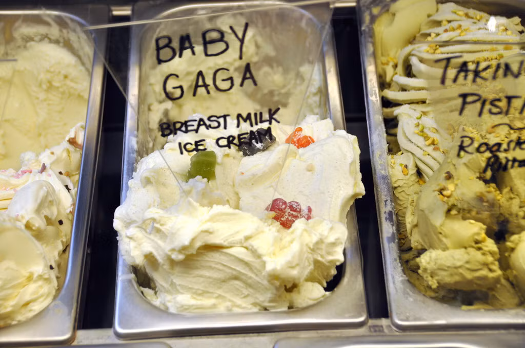 Kem sữa mẹ, Anh: Năm 2015, hãng The Licktators ở London đã gây xôn xao khi tung ra loại kem Baby Gaga làm từ sữa mẹ. Nguồn sữa này do các bà mẹ ủng hộ, sau đó được xét nghiệm theo chuẩn bệnh viện và trộn với vani. Lợi nhuận thu được từ bán loại kem lạ lùng này được chuyển cho một tổ chức từ thiện về sữa mẹ. Ảnh: Dontbelieveinjetlag.