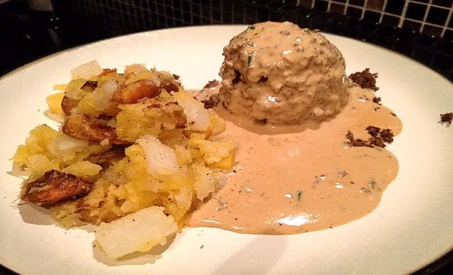 Kem Haggis, Scotland: Kem Haggis, giống như món đặc sản Haggis của Scotland, có các mẩu vụn tim, phổi, gan và dạ dày cừu. Ảnh: Bigshocking.