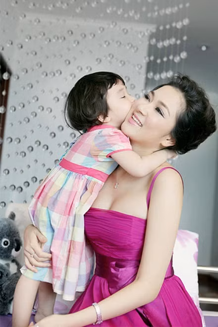 Ngay cả tới thời điểm hiện tại, sau khi trải qua nhiều sóng gió cuộc đời nhiều người vẫn không thể phủ nhận được nhan sắc đậm chất Việt Nam của Nguyễn Thị Huyền.