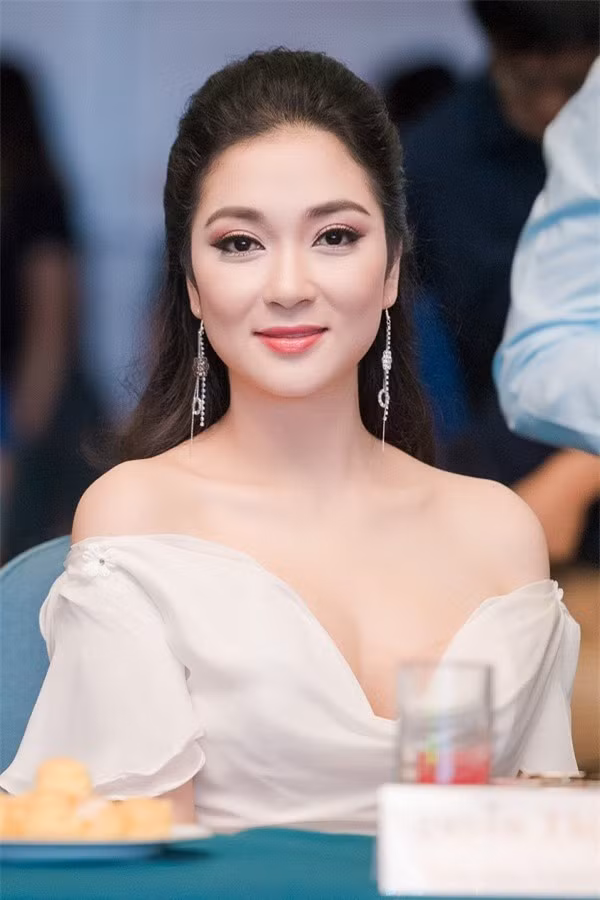 Khuôn mặt bầu bĩnh giúp Hoa hậu Việt Nam 2004 Nguyễn Thị Huyền trẻ lâu.