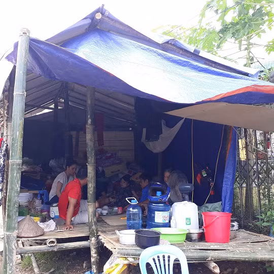 Cam canh me gia 72 tuoi nuoi 2 con tan tat trong lan tam noi ron lu-Hinh-3