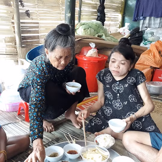 Cam canh me gia 72 tuoi nuoi 2 con tan tat trong lan tam noi ron lu-Hinh-2