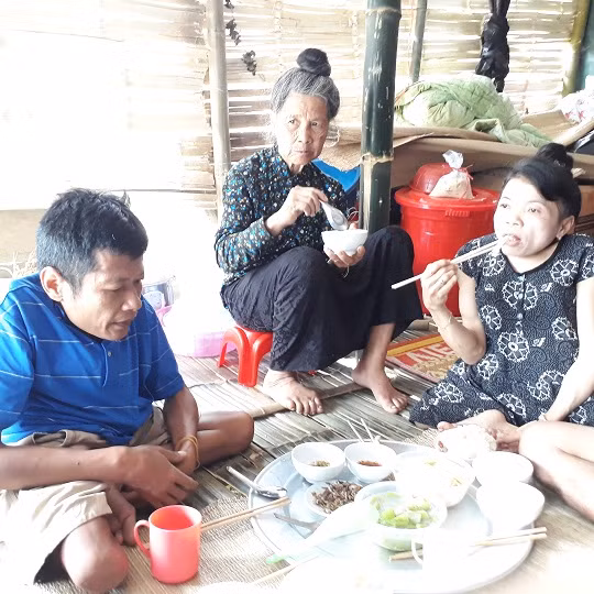 Cam canh me gia 72 tuoi nuoi 2 con tan tat trong lan tam noi ron lu