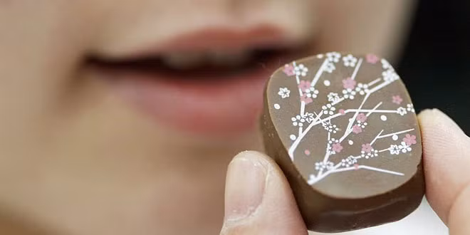 Nghiên cứu sô cô la Một công việc siêu thú vị kết hợp giữa khoa học và sô cô la. Quay trở lại năm 2014, trường đại học Cambridge đã công bố mở chuyên ngành: Khoa học sô cô la. Theo Fast Company – thương hiệu truyền thông doanh nghiệp hàng đầu thế giới với mục tiêu trọng tâm là sự đổi mới trong công nghệ, lãnh đạo và thiết kế, mục đích của việc nghiên cứu là tìm ra bí kíp để sô cô la giữ được độ rắn và vị ngon trong thời tiết nóng. Một chương trình tiến sỹ đa ngành và được chơi với sô cô la cả ngày. Đây là một cơ hội việc làm quá đỗi ngọt ngào.