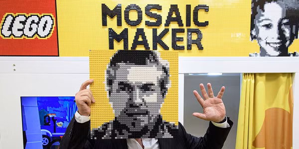 Chuyên gia xây Lego Theo báo cáo của Fast Company, trên toàn thế giới chỉ có vỏn vẹn 40 chuyên gia xây dựng Lego. Đây là một nhóm làm việc được chọn lọc. Nếu may mắn được gia nhập nhóm, ngoài việc được tiếp xúc với các mảnh ghép Lego thú vị bạn phải xây dựng được các mô hình Lego khổng lồ và thiết kế các bộ LegoLand.