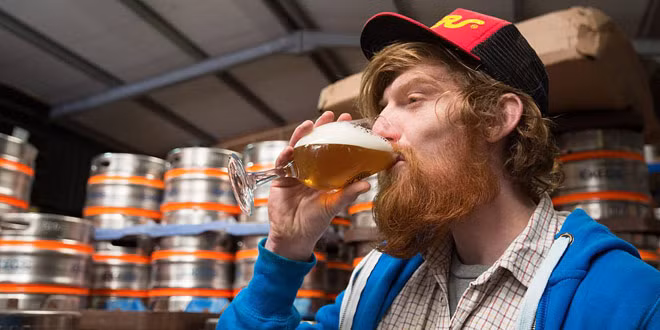 Du lịch và uống bia Đã bao giờ bạn tưởng tượng mình vừa được đi du lịch, vừa được uống bia thỏa thích mà còn được trả lương chưa? Vào năm 2016, Viện Smithsonian, tức Smithsonian Institution là một học viện nghiên cứu và bảo tàng viện của chính phủ Hoa Kỳ đã đăng tuyển vị trí như vậy. Nhưng ứng viên phải là những nhà sử học và học giả chuyên nghiệp. Có vẻ như đây là cơ hội tuyệt vời của nhà sử học vừa kiếm được 64.650 USD một năm vừa được đi khắp nơi và uống bia.