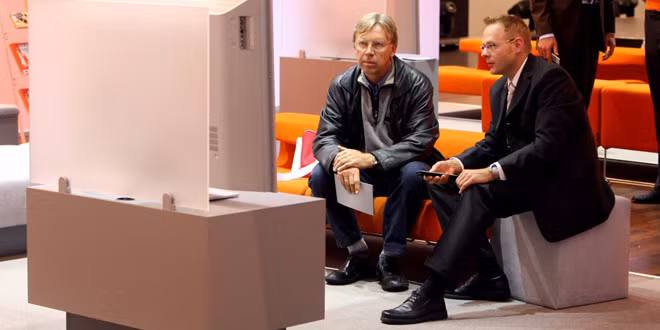 Người xem tivi chuyên nghiệp Với công việc này bạn sẽ không cảm thấy có lỗi khi ngồi trước ti vi cả ngày. Nhiệm vụ của họ là xem các show truyền hình và chương trình tin tức rồi kéo các clip liên quan cho các trương trình khác.