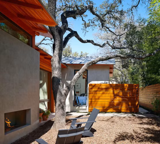 Khoảng cách giữa các khối nhà tạo nên khoảng không gian đa chức năng đồng thời hình thành nên một mối liên hệ chung cho toàn bộ ngôi nhà.