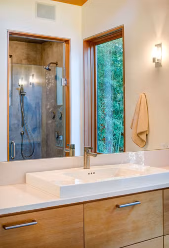 Một căn phòng tắm không lớn lắm nhưng đảm bảo tiện nghi nhờ cách thiết kế thông minh.