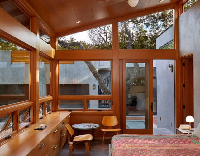 Thay vì những thiết kế truyền thống như tường gạch, bê tông thì giờ đây thiết kế tường kính theo kiểu cửa sổ được sử dụng. Phòng ngủ chính có tầm nhìn rộng lớn ra sân sau.