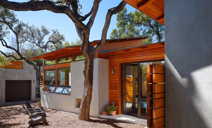 Sân bê tông điển hình đã được thay thế bằng sỏi, tạo ra một khoảng sân để thư giãn.