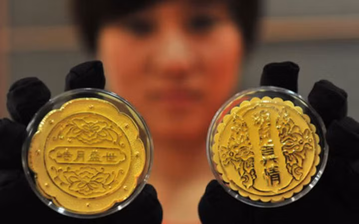 Các loại bánh trung thu được làm từ vàng ròng có giá dao động từ vài triệu đến vài chục triệu đồng (Ảnh: Sina)