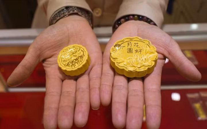Khách mua bánh trung thu bằng vàng chủ yếu là các "đại gia" (Ảnh: China Daily)