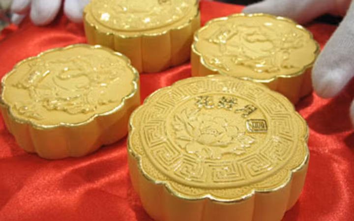 Có một số loại bánh chỉ mạ vàng bên ngoài, còn bên trong là chất liệu khác (Ảnh: China Daily)