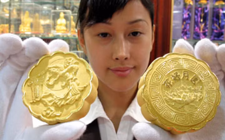 Những chiếc bánh trung thu bằng vàng thường được trang trí rất cầu kỳ, tinh xảo (Ảnh: China Daily)