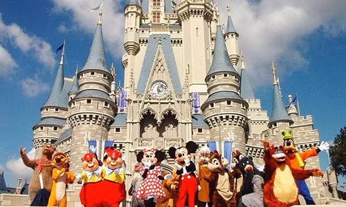 “Con mua” phan ngong tan cong du khach o Disneyland