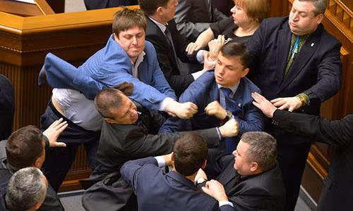 Cac nghi si Ukraine lai dung nam dam de noi chuyen