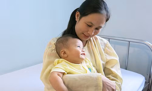 Chu quan voi trieu chung la, be suyt tu vong vi benh tim bam sinh