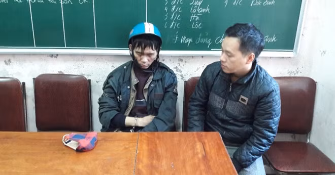 Đối tượng Kha Thanh Tài (trái) tại Cơ quan CSĐT Công an huyện Tương Dương.