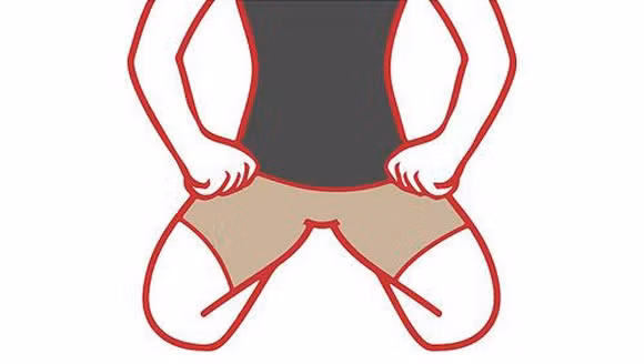 Bước 4: Nhổm dậy, mở rộng 2 đầu gối, 2 bàn tay nắm hờ đặt trên đùi.