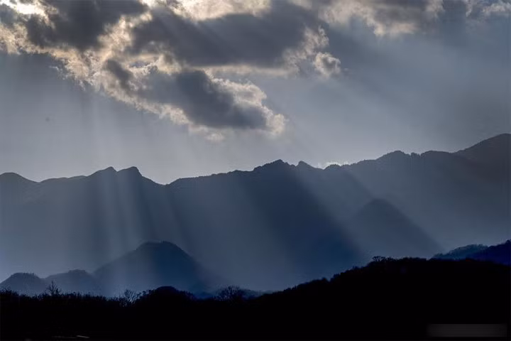 Nắng chiếu xuyên qua mây.