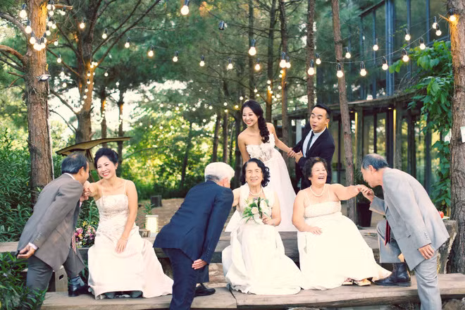  Ảnh cưới của cô dâu, chú rể đã quá thường rồi. Giờ các cặp đôi phải học tập gia đình này, thấy con cháu mình chụp ảnh cưới thì ông bà, bố mẹ cũng ra chụp một bộ luôn. Thế là 2 gia đình thông gia, 3 thế hệ cùng nhau mặc trang phục cưới đã tạo nên một bộ ảnh siêu ấn tượng. Đó chính là câu chuyện chụp ảnh cưới rất đặc biệt và chan chứa tình cảm gia đình yêu thương của cặp đôi Hà Thành mang tên Nguyễn Anh Vũ (SN 1983) và Phan Thanh Thanh Chúc (SN 1991).