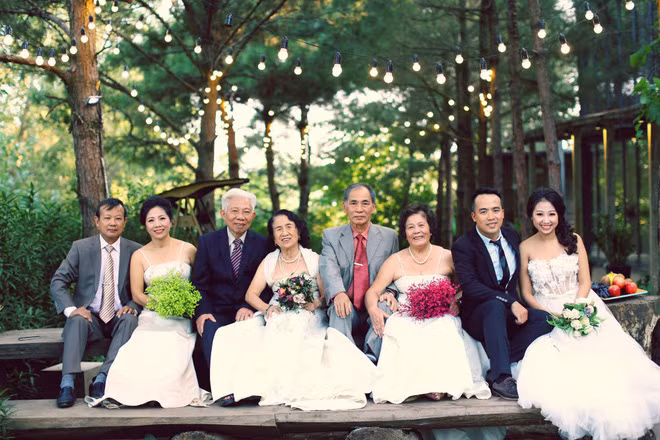 Mới đây, trên tài khoản Facebook Nguyễn Anh Vũ ở Hà Nội đã đăng tải bộ ảnh cưới có “1-0-2”. Ai cũng có thể nhận ra trong ảnh là 4 cặp đôi, 4 độ tuổi khác nhau, bao gồm: bố mẹ chú rể, bố mẹ cô dâu, ông bà ngoại của cô dâu và không thể thiếu là cô dâu chú rể. Khuôn mặt ai cũng rạng ngời hạnh phúc giữa khung cảnh đẹp.