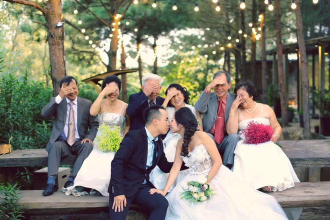 Nhiều người dùng mạng cũng vào chúc mừng đôi bạn trẻ vì đã có buổi chụp hình cưới thật ý nghĩa với những người thân yêu nhất của 2 bên nội - ngoại nhà cô dâu, chú rể. FB Nguyễn Tú Uyên bình luận: “Gương mặt hạnh phúc của các đấng phụ huynh khi cuối cùng con gái cũng chịu đi chống lầy”.