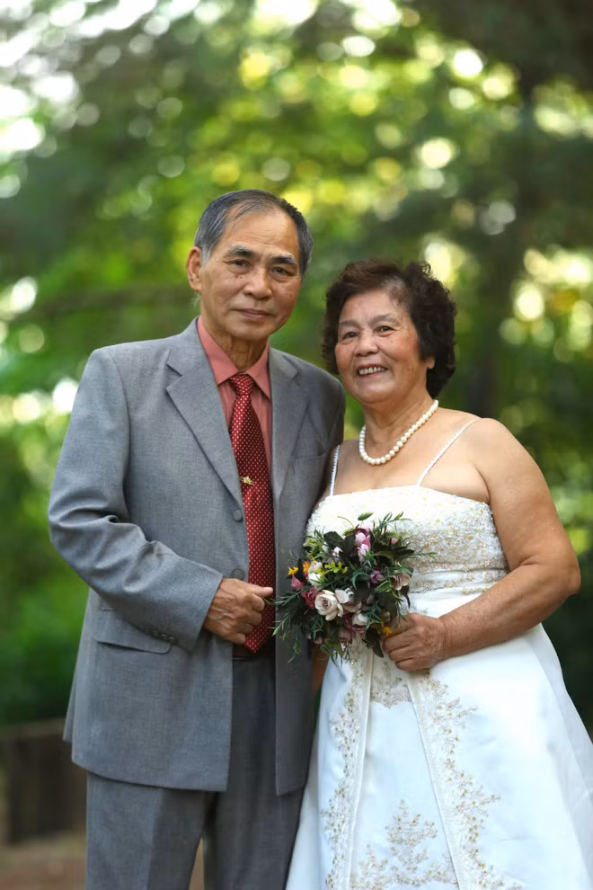 Với chú rể Nguyễn Anh Vũ: “Bức ảnh pre-wedding là một dịp để ghi lại thời khắc hạnh phúc của mỗi cặp đôi nên mình nghĩ không thể làm qua loa theo công thức dập khuôn thường thấy. Ngược lại nên tạo ra những concept riêng phù hợp với bản thân và mang phong cách của riêng mình”.