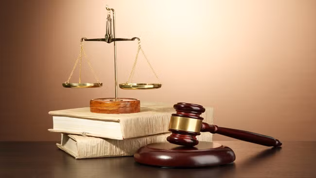 6. Luật. Nếu muốn tìm kiếm một sự lựa chọn bằng cấp gần như bảo đảm công việc dễ dàng và được trả mức lương khá thì nên nghĩ ngay đến ngành luật. Nhận định này càng đúng trong thời đại ngày nay, với 89,9% sinh viên tìm được hướng phát triển của mình sau khi tốt nghiệp. Khoảng một nửa trong số đó tham gia các chương trình nghiên cứu cao hơn.