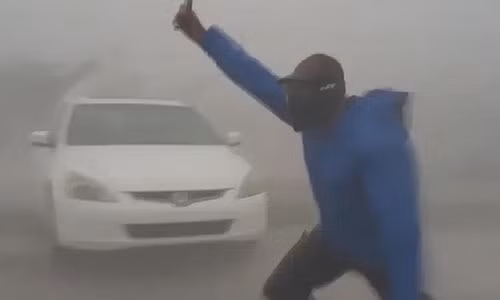 Kinh ngac voi nguoi dan ong di nguoc chieu sieu bao "quai vat"