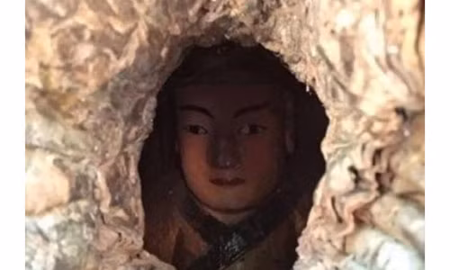 Tim thay tuong phat 1000 nam tuoi trong than cay kho