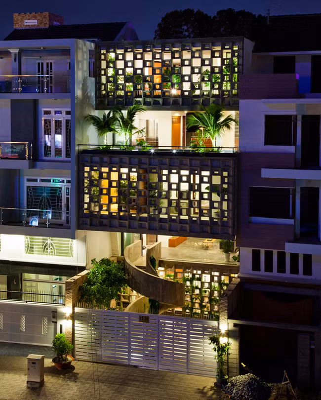 Với vẻ ngoài khá đơn giản, ít ai nghĩ ẩn trong nó là một thiết kế thông minh đến vậy. Căn nhà được thiết kế cho một gia đình 3 thế hệ, tọa lạc ở trung tâm Thành phố Hồ Chí Minh.